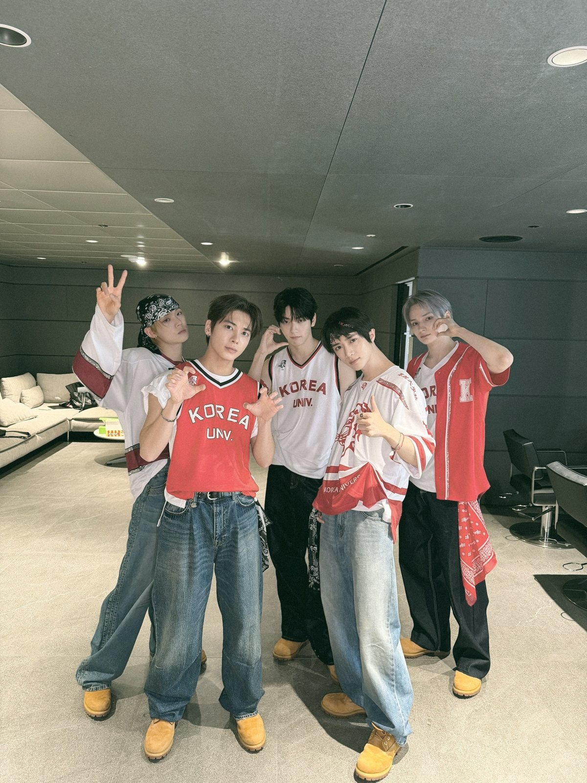 舞台裏で手を振る5人